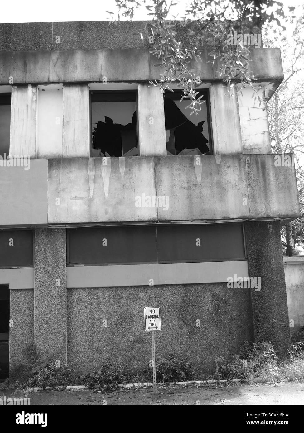 Ein verlassenes Handelsunternehmen an der US 321 in Dänemark, South Carolina. Seit mindestens 17 Jahren verlassen, jetzt zerbröckelt. Stockfoto