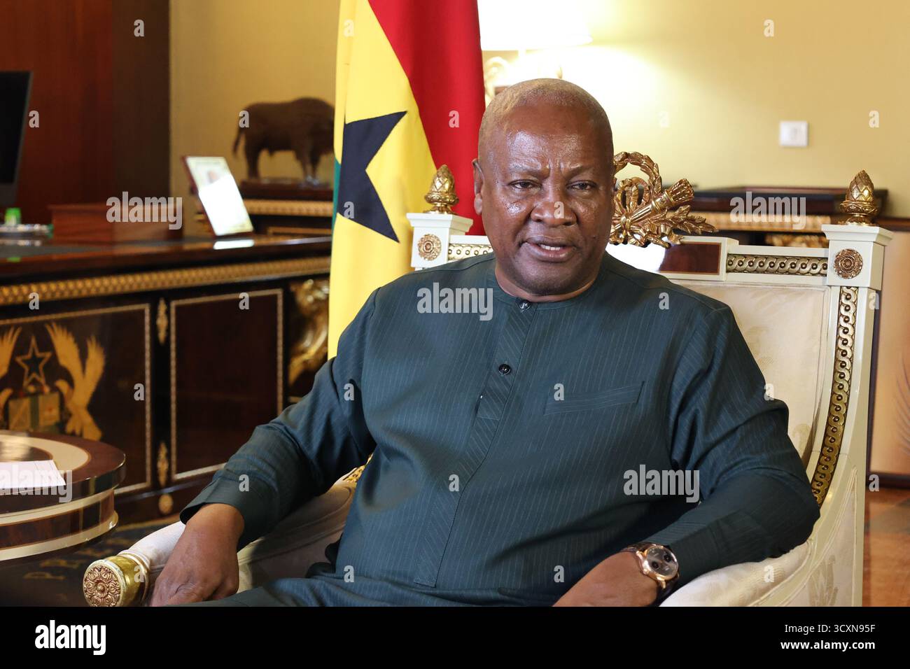 Accra, Ghana. Oktober 2025. Der ghanaische Präsident John Dramani Mahama spricht während eines Interviews mit Xinhua während der ghanaischen Präsidentschaft in Accra, Ghana, 9. Oktober 2025. ZUM THEMA Interview: Ghanaischer Präsident lobt globale Auswirkungen der Pekinger Konferenz 1995 auf Frauen. Credit: Seth/Xinhua/Alamy Live News Stockfoto