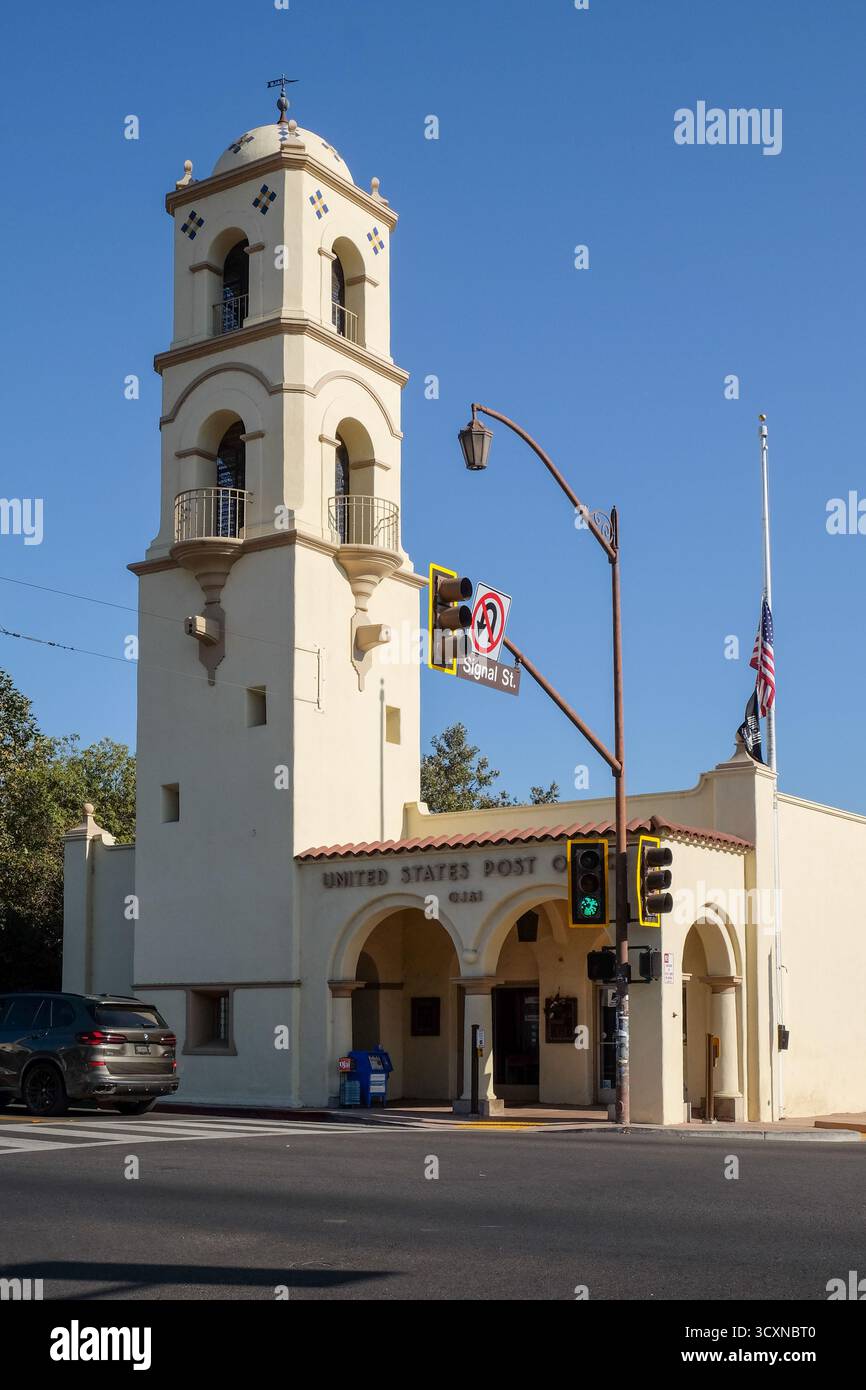 Postamt der Vereinigten Staaten in Ojai, Kalifornien, USA. Das Gebäude ist im spanischen Kolonialstil der 1920/30er Jahre gestaltet Stockfoto