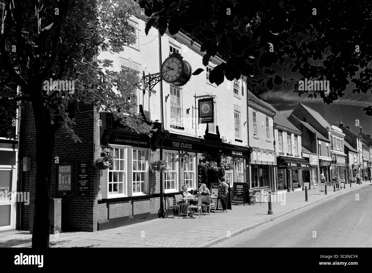 Geschäfte und Cafés entlang der Long Street, Atherstone Town, Warwickshire, England, Großbritannien Stockfoto