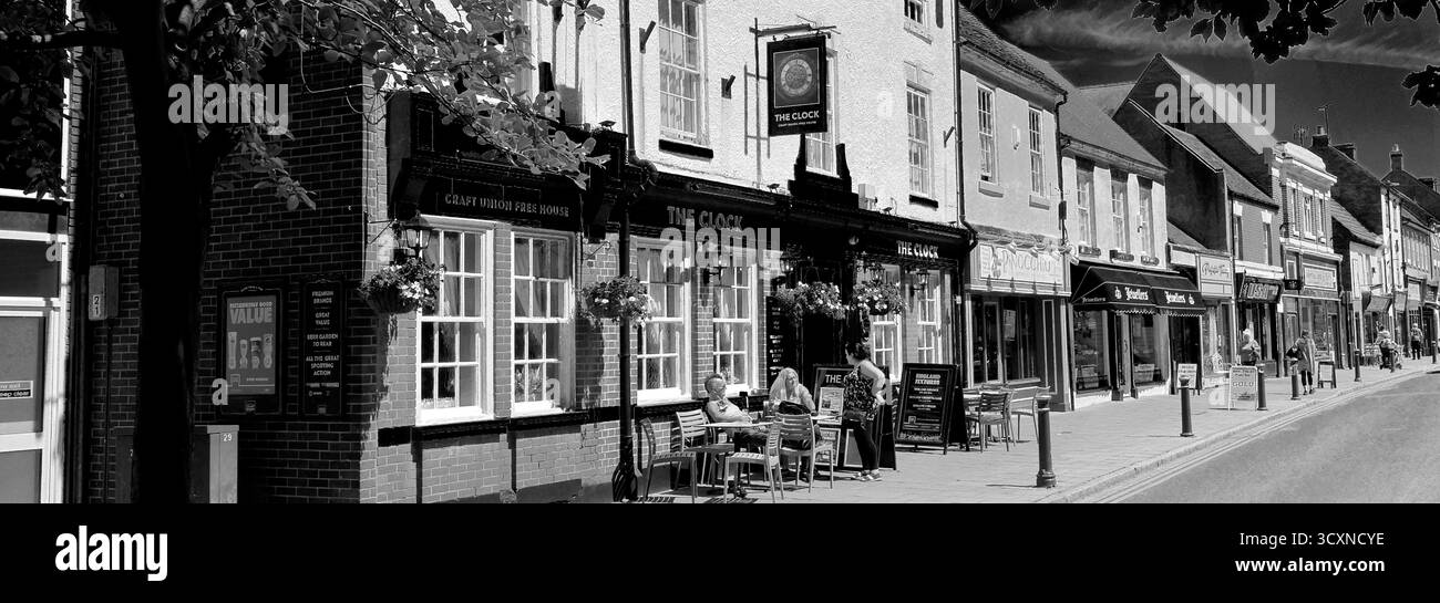 Geschäfte und Cafés entlang der Long Street, Atherstone Town, Warwickshire, England, Großbritannien Stockfoto