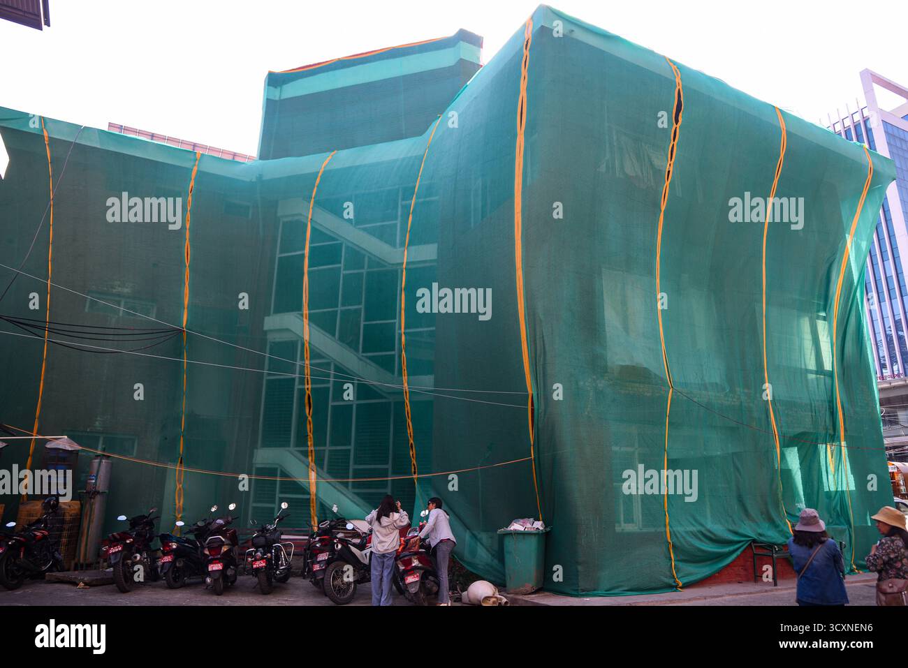 Kathmandu, Nepal. 15. Oktober 2025. Das zerstörte Gebäude des Bezirksverwaltungsbüros, das während des Protestes von Gen Z gegen Korruption verbrannt wurde, ist mehr als einen Monat nach der Demonstration am 15. Oktober 2025 in Kathmandu in Nepal zu sehen. Foto: Safal Prakash Shrestha Stockfoto