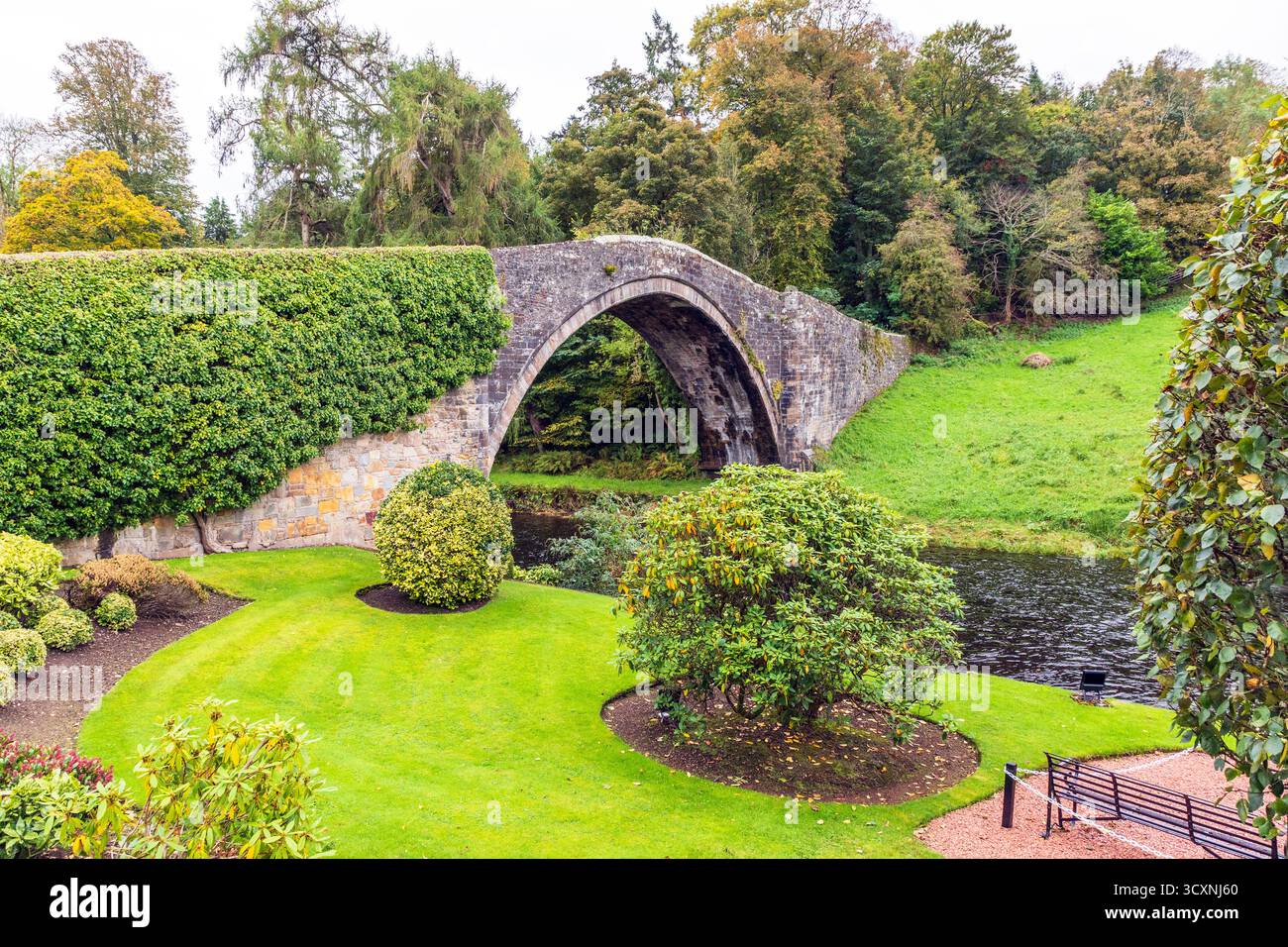 Auld Brid o' Doon, überquert den Fluss Ayr, Alloway, Ayrshire, Schottland. Die Brücke wird in Robert Burns Gedicht Tam O’Shanter erwähnt. Stockfoto