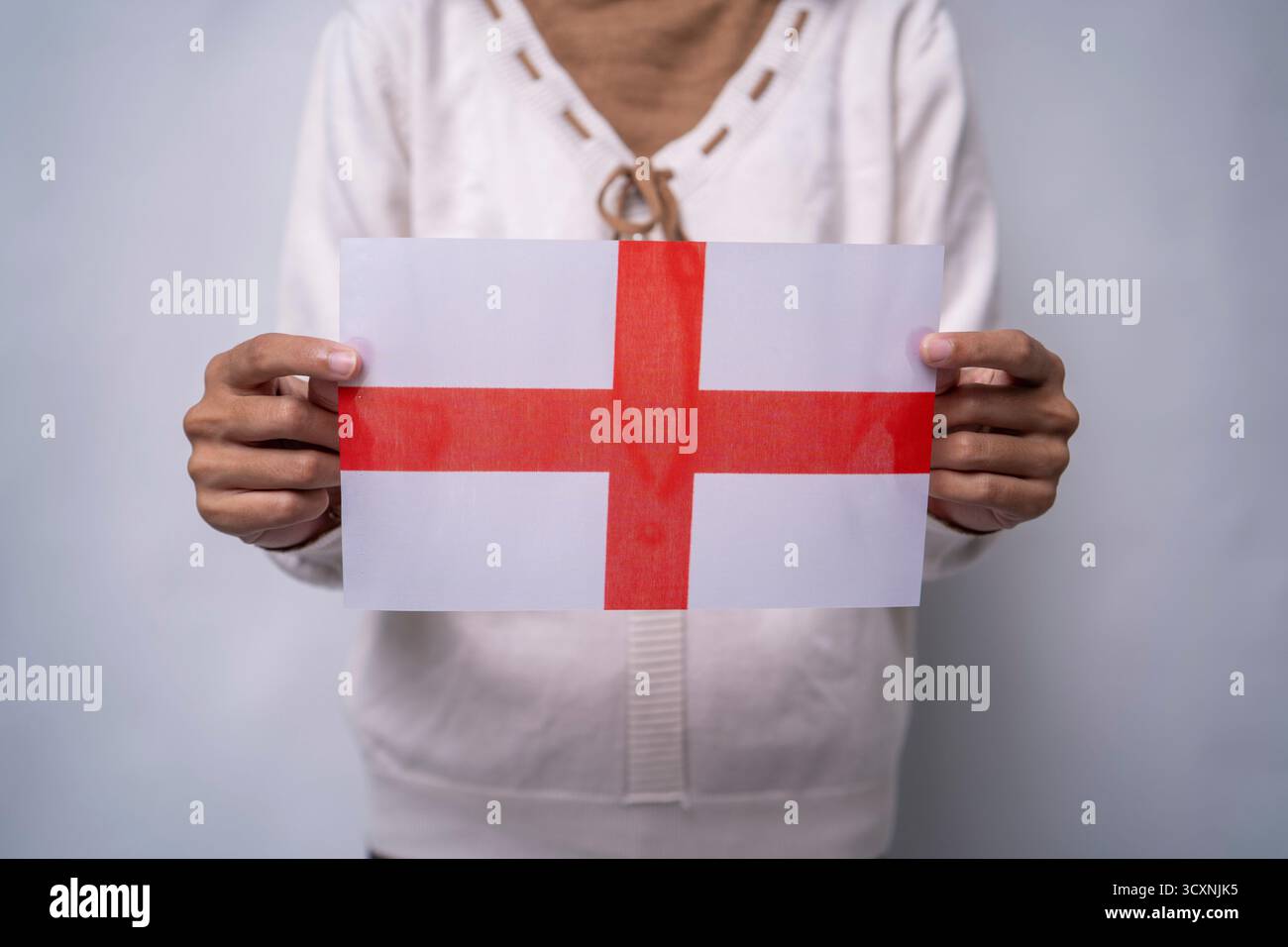 Person mit der Nationalflagge von England Stockfoto