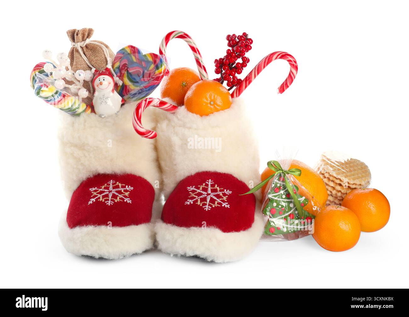 St. Nikolaus Tag. Stiefel mit Leckereien und festliche Einrichtung in weiß Stockfoto