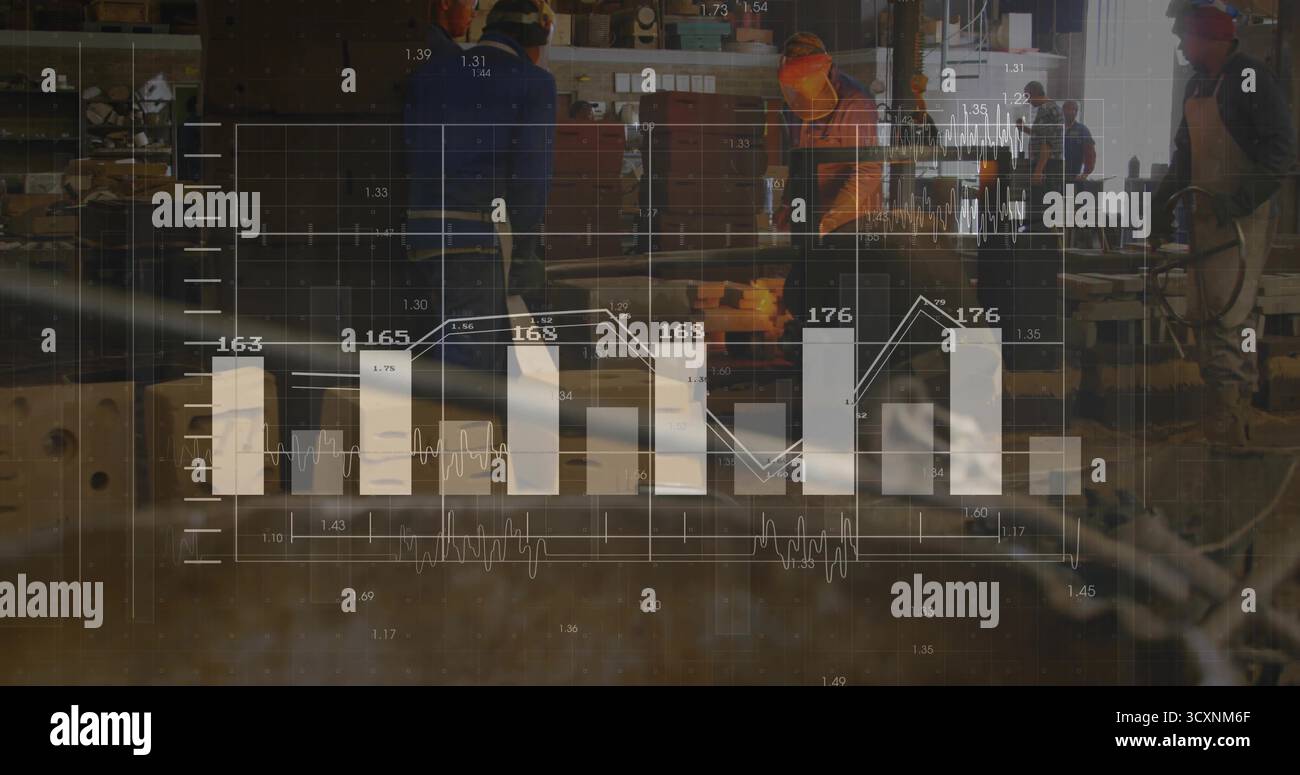 Drei Helmarbeiter mit Handschuhen arbeiten in der Werkstatt zusammen, mit Datenüberlagerung und Stahlformen Stockfoto