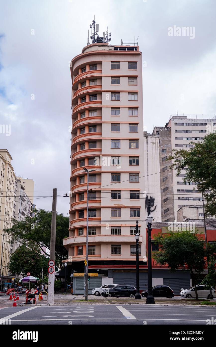 Das Edifício Marumby, ein markantes Gebäude im Viertel Liberdade in São Paulo, Brasilien, an einem bewölkten Tag Stockfoto