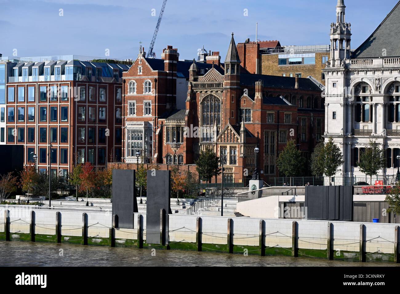LONDON, UK - 11. OKTOBER 2025: Außenansicht des ehemaligen Sion College an der Victoria Embankment (heute Büros) Stockfoto