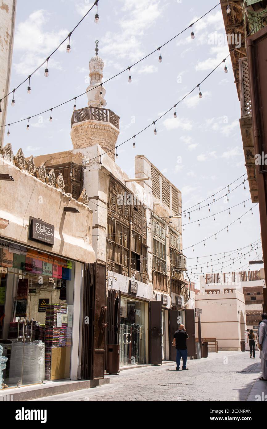 Dschidda, Saudi-Arabien – 20. April 2025: Al Balad District in Dschidda mit traditionellen Geschäften und dem Minarett der Shaffei-Moschee Stockfoto
