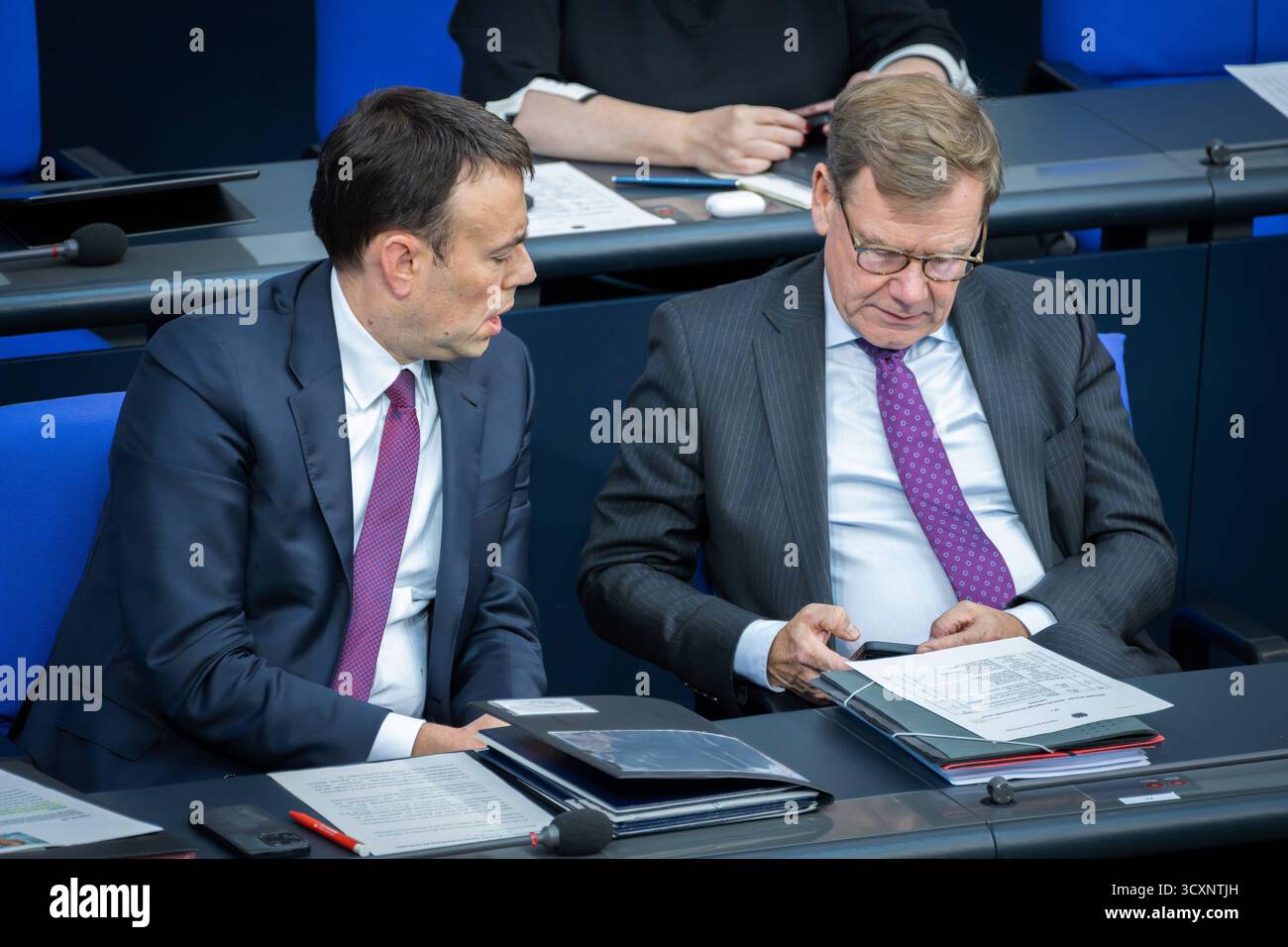 Sitzungswoche, Bundestag, Nils Schmid, SPD, Johann Wadephul, CDU Reichstagsgebäude, Bundestag, Sitzung, Plenum, Nils Schmid, SPD, Johann Wadephul, CDU Berlin Berlin DE *** Bundestag, Bundestag, Plenum, Nils Schmid, SPD, Johann Wadephul, CDU-Reichstagsgebäude, Nils Schmid, SPD, Johann Wadephul, CDU Berlin Berlin GER Stockfoto