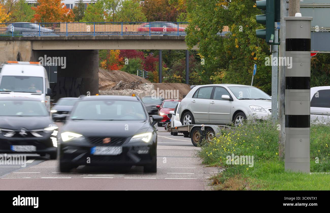 0.10.2025 Sachsen Anhalt Sachsen-Anhalt Halle Saale B80 Halle-Neustadt Rennbahnkreuz Verkehr Autoverkehr Blitzer Blitzersäule stationäres Messgerät zur Geschwindigkeit und/oder Rotlichtüberwachung Geschwindigkeitsverstöße Bussgeld Poliscan Speed Blitzer Blitzer-Säule Ampelblitzer Säulenblitzer Säulen-Blitzer *** 0 10 2025 Sachsen Anhalt Sachsen Anhalt Halle Saale B80 Halle Neustadt Rennbahnkreuz Verkehrspolierte Geschwindigkeitskamera Blitzer Blitzer Geschwindigkeitsmessgerät Geschwindigkeitsüberwachung Stationsmessgerät für Geschwindigkeitsüberwachung Geschwindigkeitsmesser und Geschwindigkeitsmesser für Geschwindigkeitsüberwachung Stockfoto