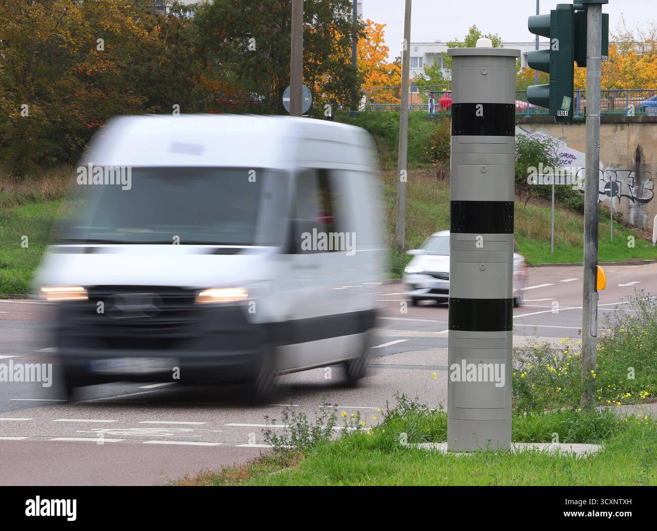 0.10.2025 Sachsen Anhalt Sachsen-Anhalt Halle Saale B80 Halle-Neustadt Rennbahnkreuz Verkehr Autoverkehr Blitzer Blitzersäule stationäres Messgerät zur Geschwindigkeit und/oder Rotlichtüberwachung Geschwindigkeitsverstöße Bussgeld Poliscan Speed Blitzer Blitzer-Säule Ampelblitzer Säulenblitzer Säulen-Blitzer *** 0 10 2025 Sachsen Anhalt Sachsen Anhalt Halle Saale B80 Halle Neustadt Rennbahnkreuz Verkehrspolierte Geschwindigkeitskamera Blitzer Blitzer Geschwindigkeitsmessgerät Geschwindigkeitsüberwachung Stationsmessgerät für Geschwindigkeitsüberwachung Geschwindigkeitsmesser und Geschwindigkeitsmesser für Geschwindigkeitsüberwachung Stockfoto