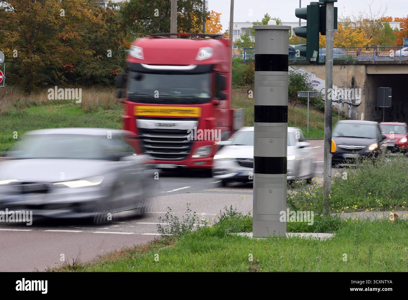 0.10.2025 Sachsen Anhalt Sachsen-Anhalt Halle Saale B80 Halle-Neustadt Rennbahnkreuz Verkehr Autoverkehr Blitzer Blitzersäule stationäres Messgerät zur Geschwindigkeit und/oder Rotlichtüberwachung Geschwindigkeitsverstöße Bussgeld Poliscan Speed Blitzer Blitzer-Säule Ampelblitzer Säulenblitzer Säulen-Blitzer *** 0 10 2025 Sachsen Anhalt Sachsen Anhalt Halle Saale B80 Halle Neustadt Rennbahnkreuz Verkehrspolierte Geschwindigkeitskamera Blitzer Blitzer Geschwindigkeitsmessgerät Geschwindigkeitsüberwachung Stationsmessgerät für Geschwindigkeitsüberwachung Geschwindigkeitsmesser und Geschwindigkeitsmesser für Geschwindigkeitsüberwachung Stockfoto