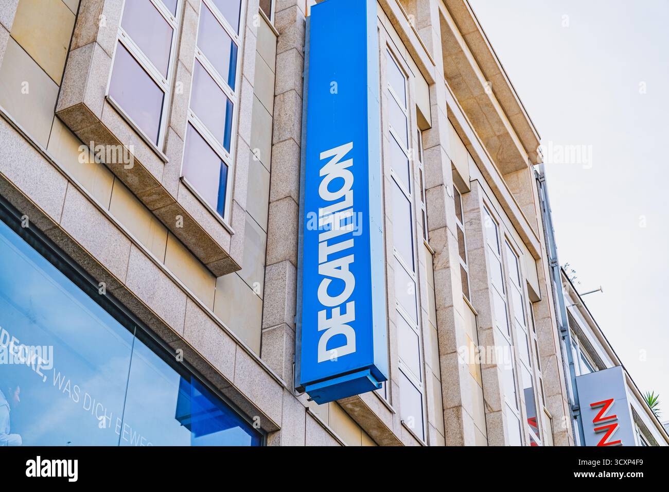 Decathlon französisches Handelslogo für Sportartikel auf der Außenseite eines Gebäudes Stockfoto