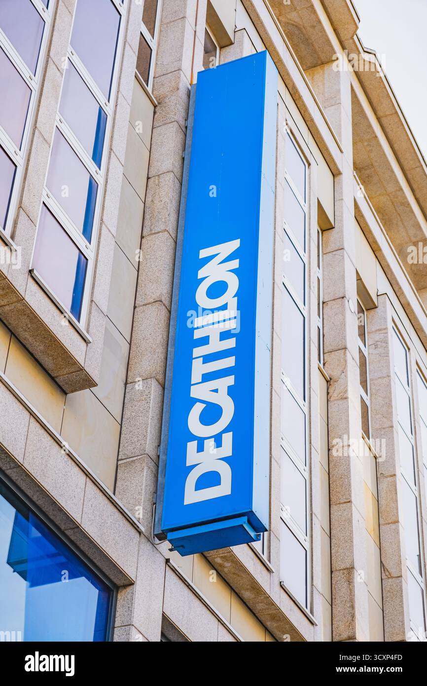 Decathlon französisches Handelslogo für Sportartikel auf der Außenseite eines Gebäudes Stockfoto