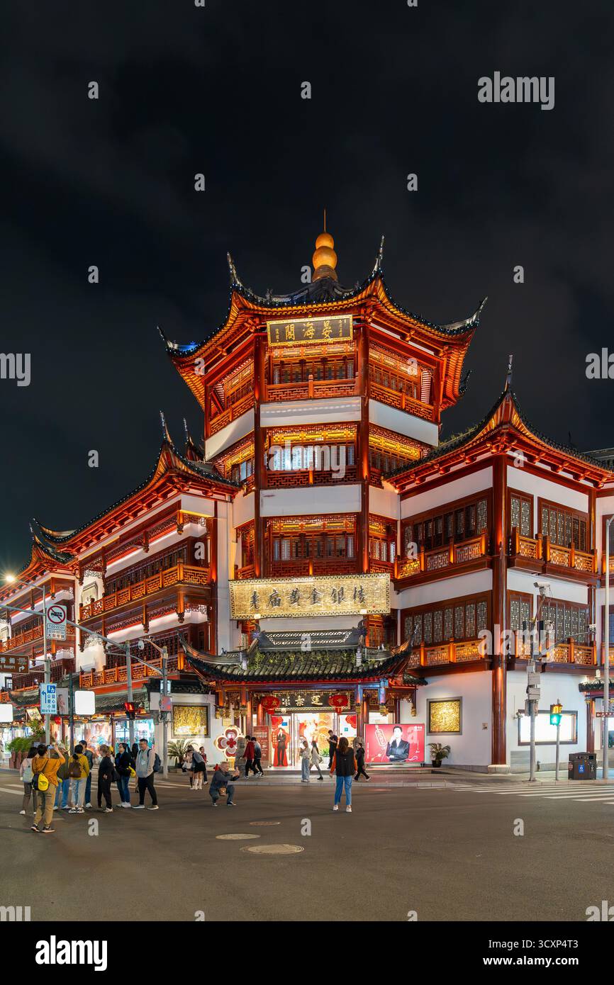 Yuyuan Tourist Mart, ehemals Yuyuan Shopping Mall in der alten Straße beleuchtet bei Nacht im Huangpu District in Shanghai, China Stockfoto