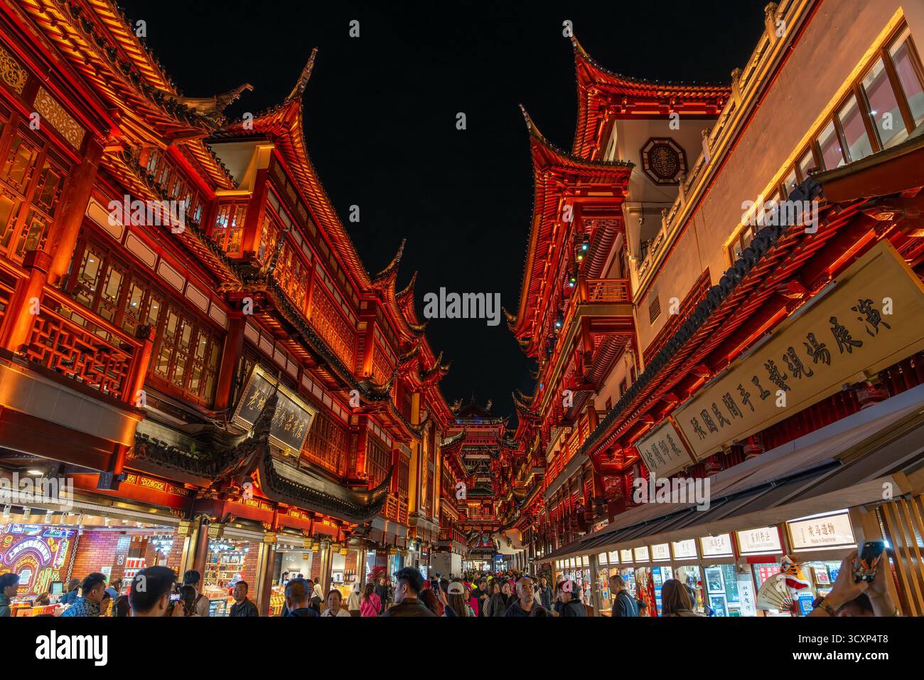Yuyuan Tourist Mart, ehemals Yuyuan Shopping Mall in der alten Straße beleuchtet bei Nacht im Huangpu District in Shanghai, China Stockfoto