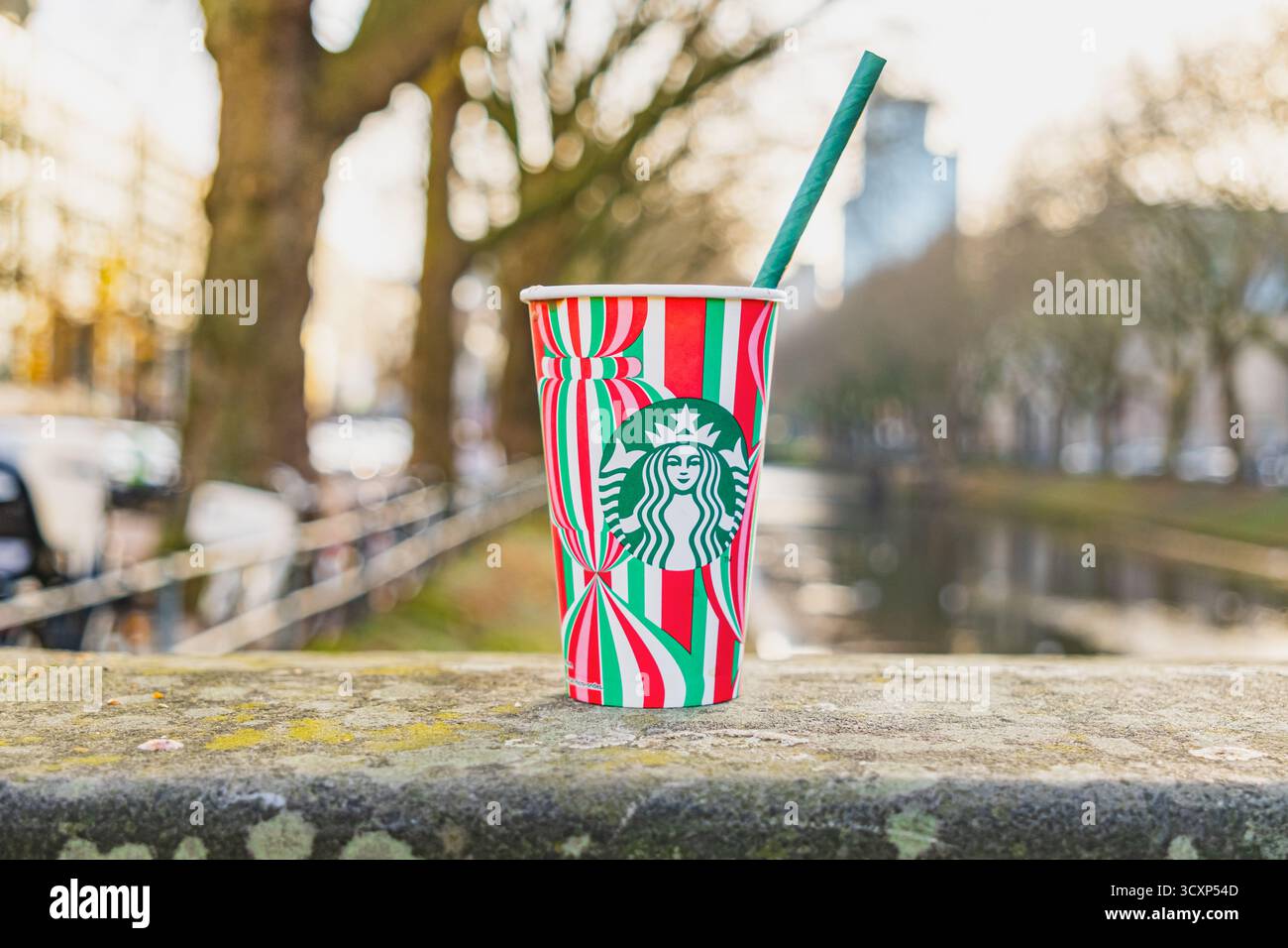 Festlicher Starbucks-Cup mit verschwommenem winterlichem Stadthintergrund Stockfoto
