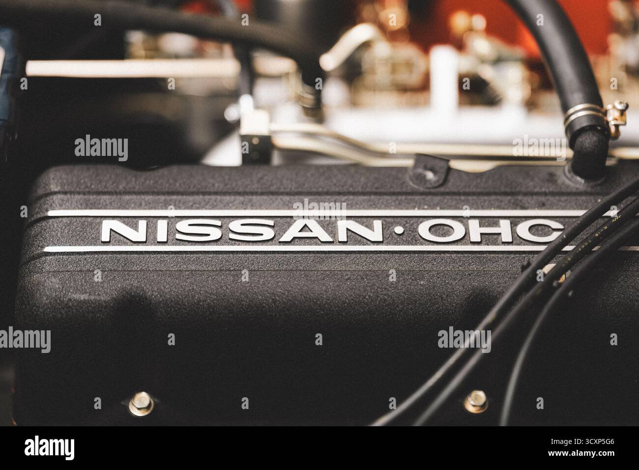 Eine detaillierte und umfassende Ansicht eines Nissan OHC-Motorbauteils unterstreicht die Feinheiten der Automobiltechnik Stockfoto
