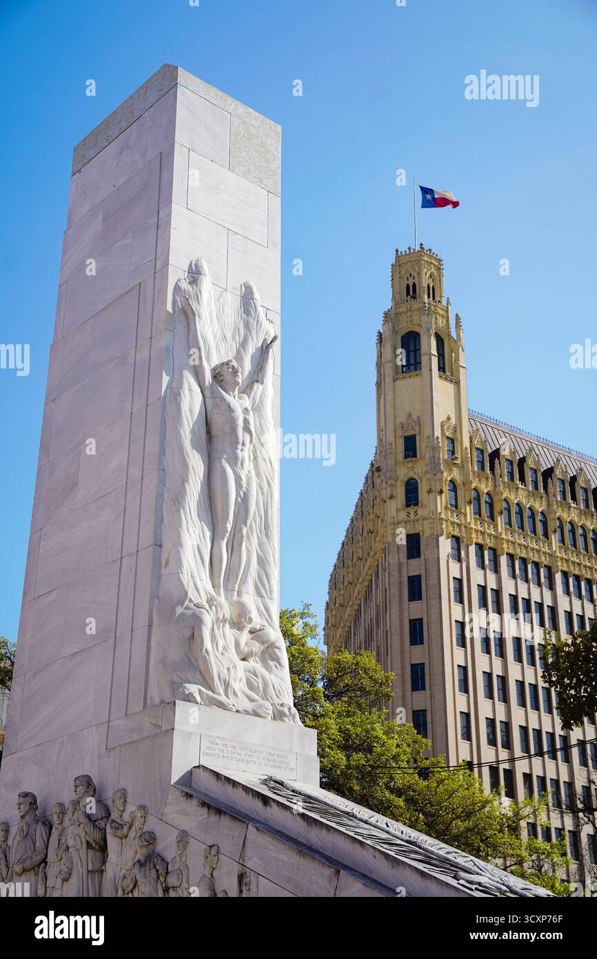 Detaillierte Ansicht des Alamo Cenotaph Monuments, das die zentrale Reliefskulptur aufsteigender Figuren zeigt, die Opfer und Erinnerung symbolisieren Stockfoto