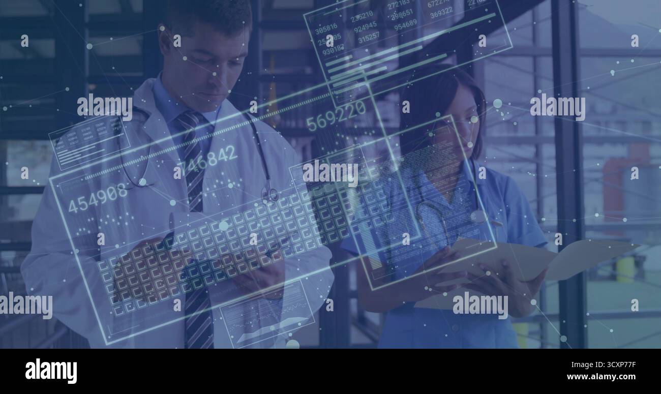 Medizinisches Personal schreibt auf Zwischenablage und Leseordner im Krankenhaus, mit Stethoskopen und Overlays Stockfoto