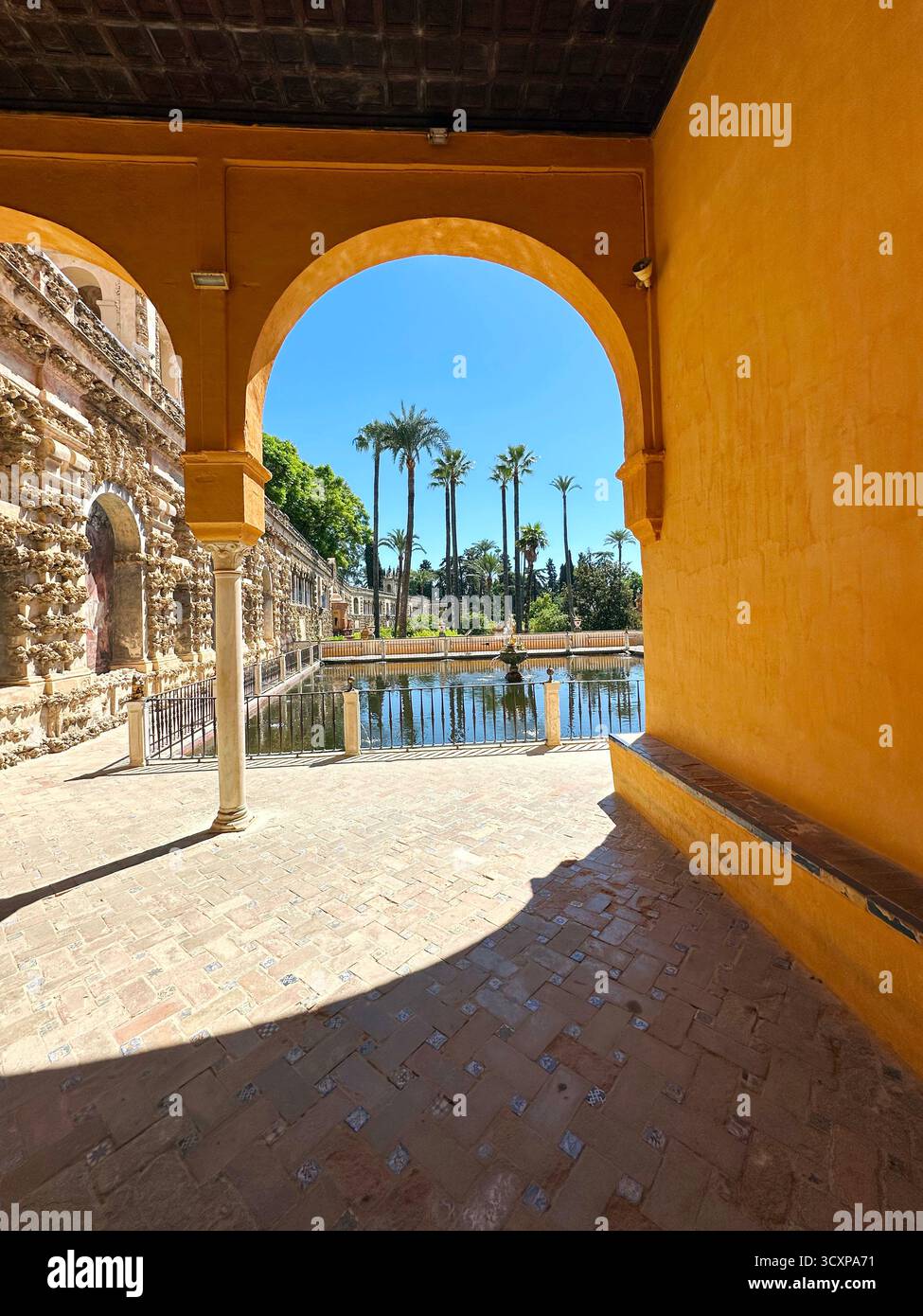 Blick auf den Royal Alcazar Garden von einem Bogen. Malerischer Garten in Sevilla, Andalusien, Spanien Stockfoto