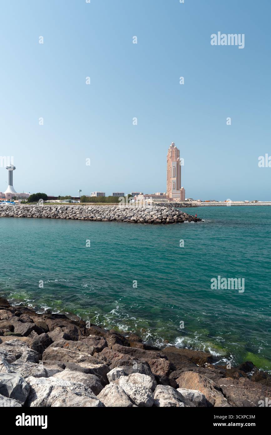 Abu Dhabi, VAE - 5. Februar 2023: Das Rixos Marina Abu Dhabi ist ein 5-Sterne-Hotel in Abu Dhabi. Eine wunderschöne Aussicht von der Seite. Stockfoto