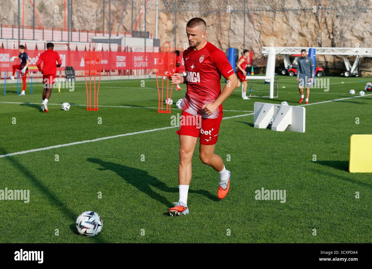 La Turbie, Frankreich - 14. Oktober 2025: Training des Monaco Football Club im Hauptquartier mit dem britischen Abwehrspieler Eric Jeremy Edgar Dier. Mandoga Media Deutschland Stockfoto