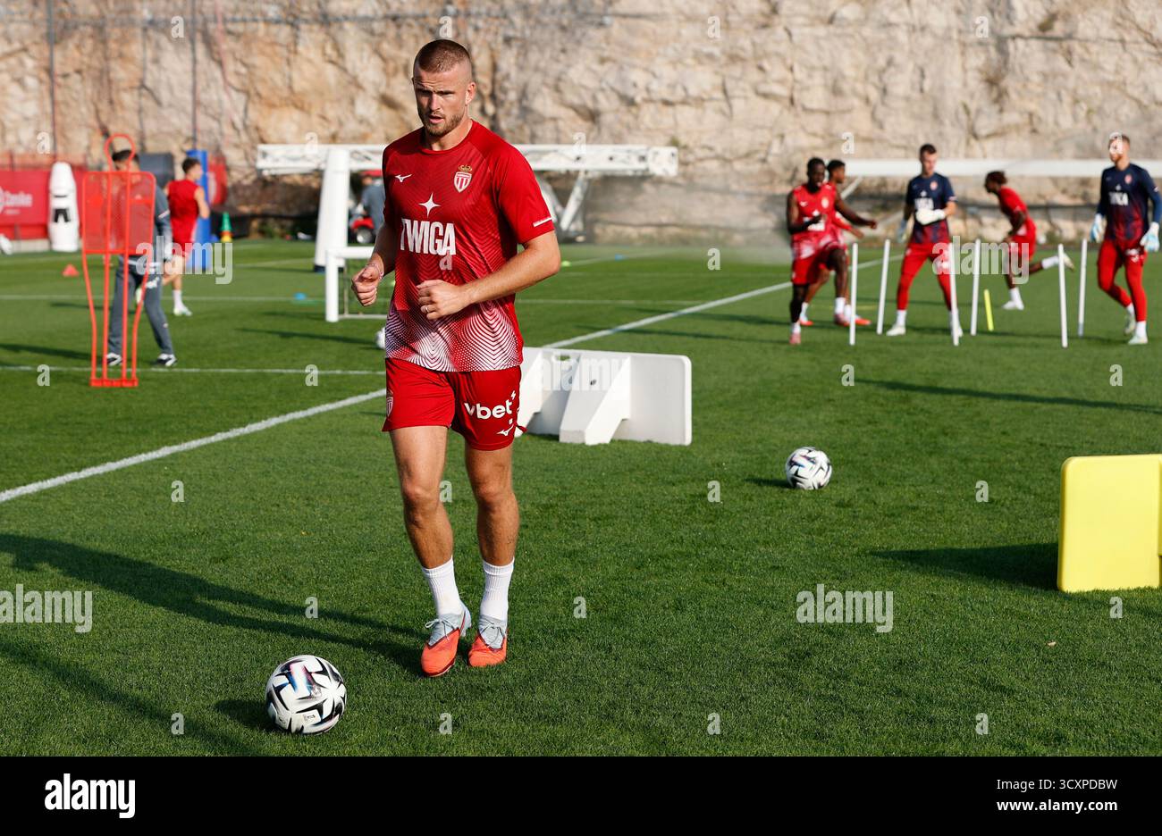 La Turbie, Frankreich - 14. Oktober 2025: Training des Monaco Football Club im Hauptquartier mit dem britischen Abwehrspieler Eric Jeremy Edgar Dier. Mandoga Media Deutschland Stockfoto