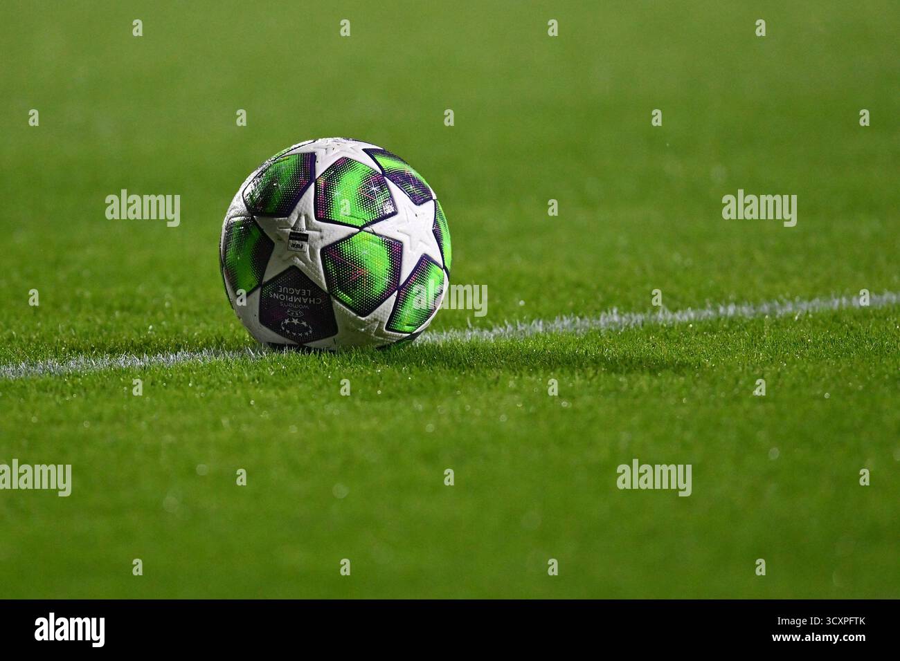 Offizieller Ball während des 2. Spieltages der Women’s Champions League zwischen A. S. Roma und FC Barcelona im Tre Fontane Stadium am 15. Oktober 2025 in Rom. Stockfoto Offizieller Ball während des 2. Spieltages der Women’s Champions League zwischen A. S. Roma und FC Barcelona im Tre Fontane Stadium am 15. Oktober 2025 in Rom. Stockfoto