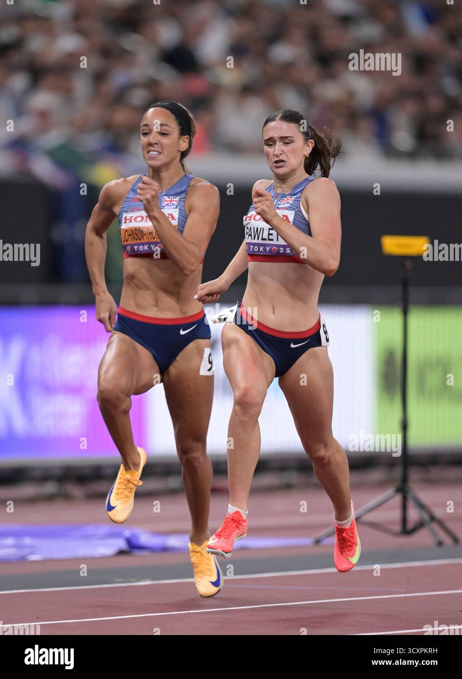 Katarina Johnson-Thompson und Abigail Pawlett aus Großbritannien und NI traten im Heptathlon 200 m bei den Leichtathletik-Weltmeisterschaften Tokio 2025 A an Stockfoto