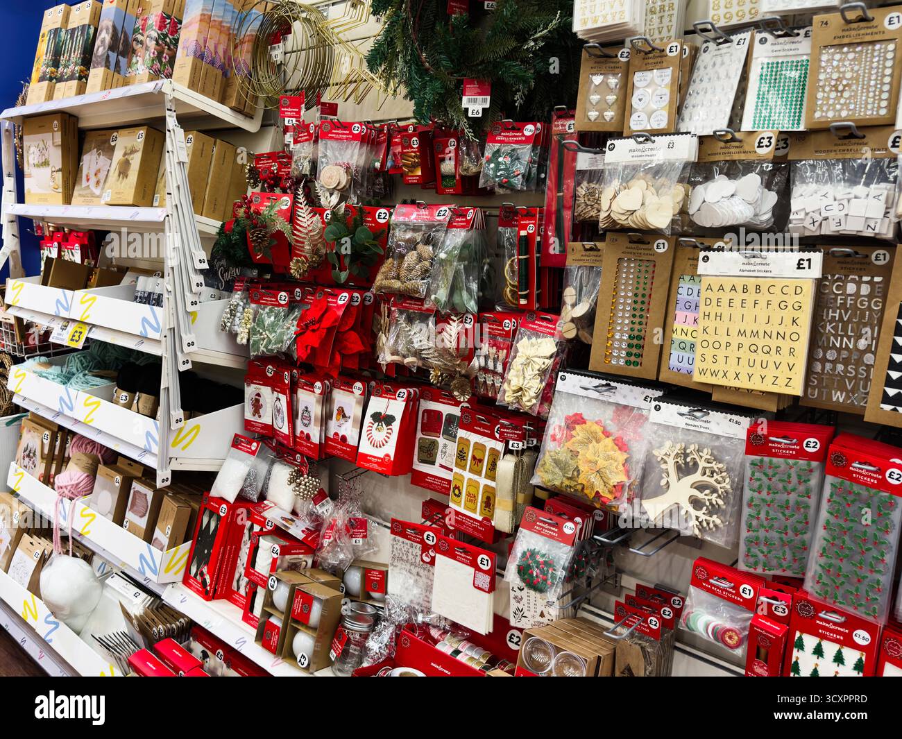 Manchester, Großbritannien - 26. September 2025: Bunte Weihnachtsartikel und Dekorationen in den Regalen für Geschenke und DIY-Projekte. Stockfoto