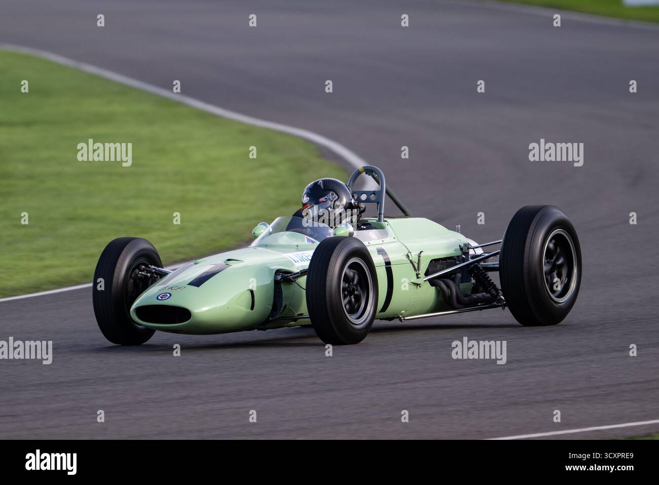 Das Glover Trophy Rennen mit 1,5-Liter-Formel-1-Autos aus den frühen 1960er Jahren auf dem Goodwood Revival 2025, Goodwood Motor Circuit, Chichester Stockfoto