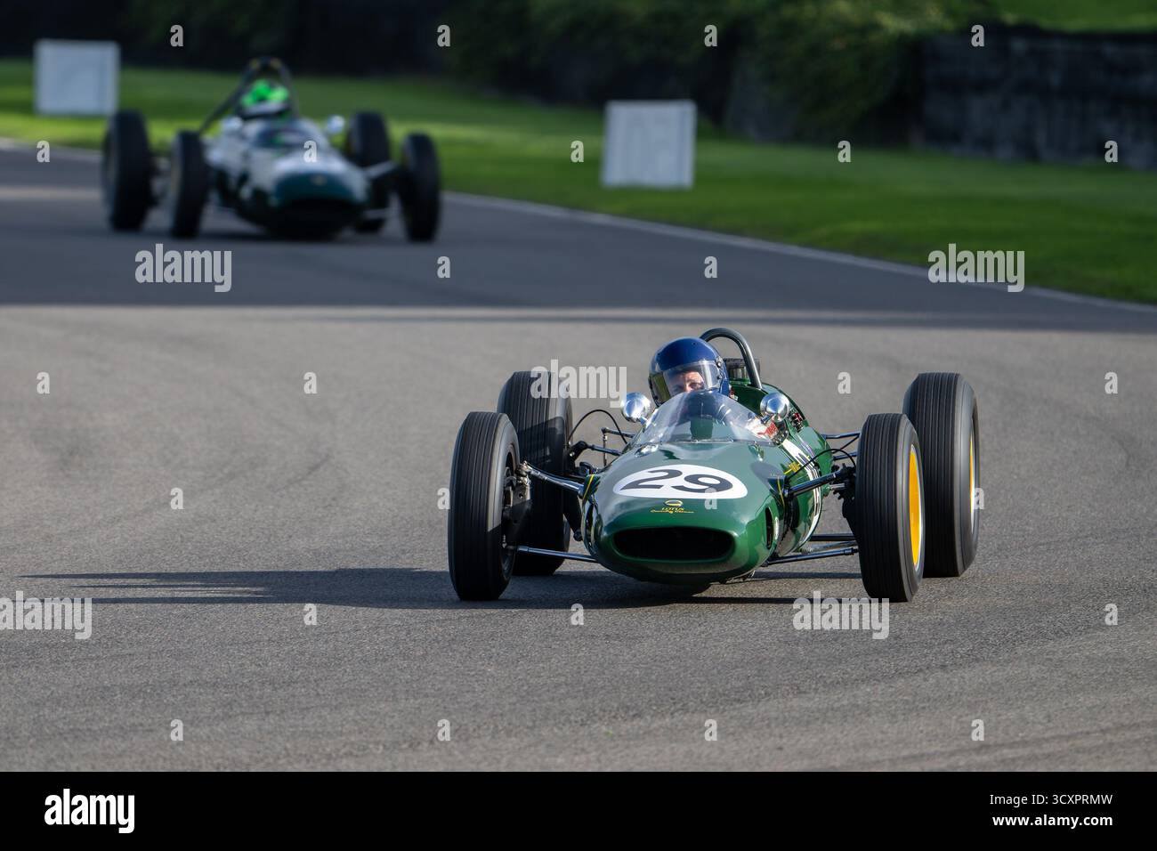 Das Glover Trophy Rennen mit 1,5-Liter-Formel-1-Autos aus den frühen 1960er Jahren auf dem Goodwood Revival 2025, Goodwood Motor Circuit, Chichester Stockfoto