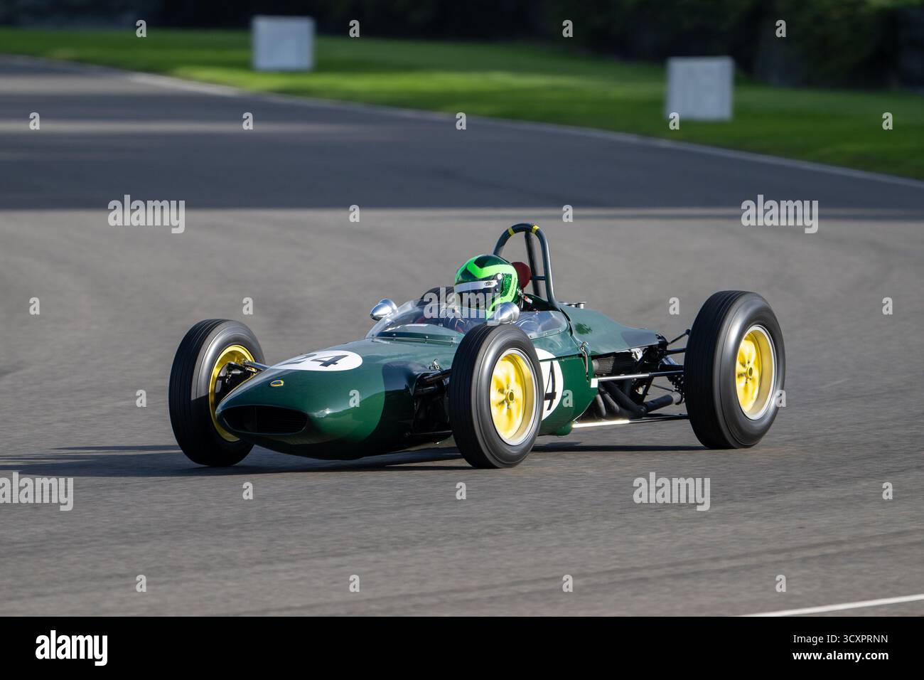 Das Glover Trophy Rennen mit 1,5-Liter-Formel-1-Autos aus den frühen 1960er Jahren auf dem Goodwood Revival 2025, Goodwood Motor Circuit, Chichester Stockfoto