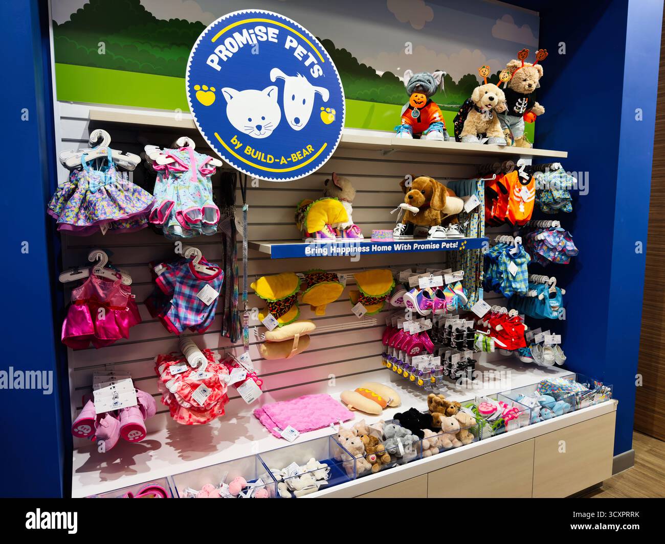 Manchester, Großbritannien - 26. September 2025: Bunte Plüschtiere und Outfits werden in einem bunten Haustier ausgestellt. Bauen Sie Einen Bear Workshop-Shop und laden Sie zu verspielten Familien ein Stockfoto