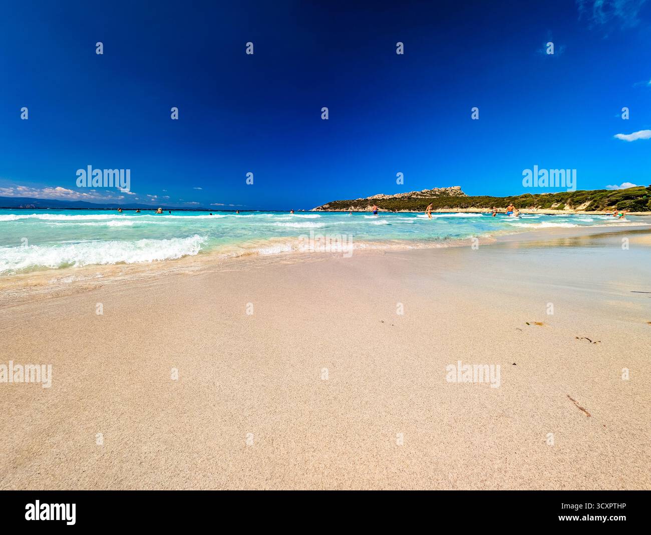 Rena di Ponente & Rena di Levante (Spiaggia dei Due Mari), Sardinien – aus der Vogelperspektive über den weißen SandIsthmus und das türkisfarbene Mittelmeer Stockfoto