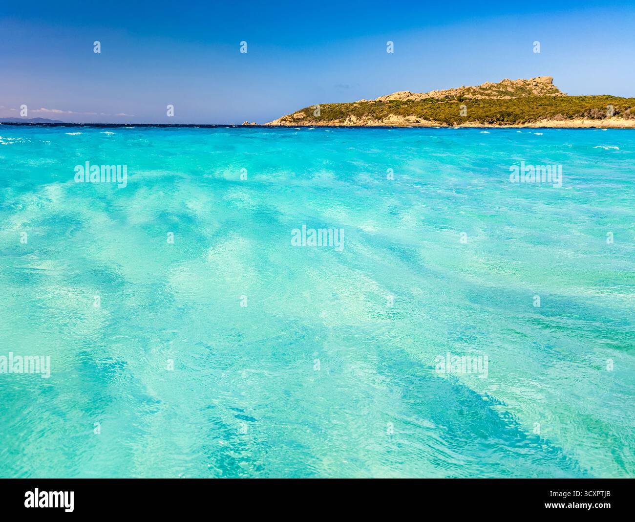 Rena di Ponente & Rena di Levante (Spiaggia dei Due Mari), Sardinien – aus der Vogelperspektive über den weißen SandIsthmus und das türkisfarbene Mittelmeer Stockfoto