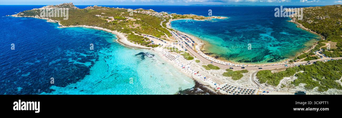 Rena di Ponente & Rena di Levante (Spiaggia dei Due Mari), Sardinien – aus der Vogelperspektive über den weißen SandIsthmus und das türkisfarbene Mittelmeer Stockfoto