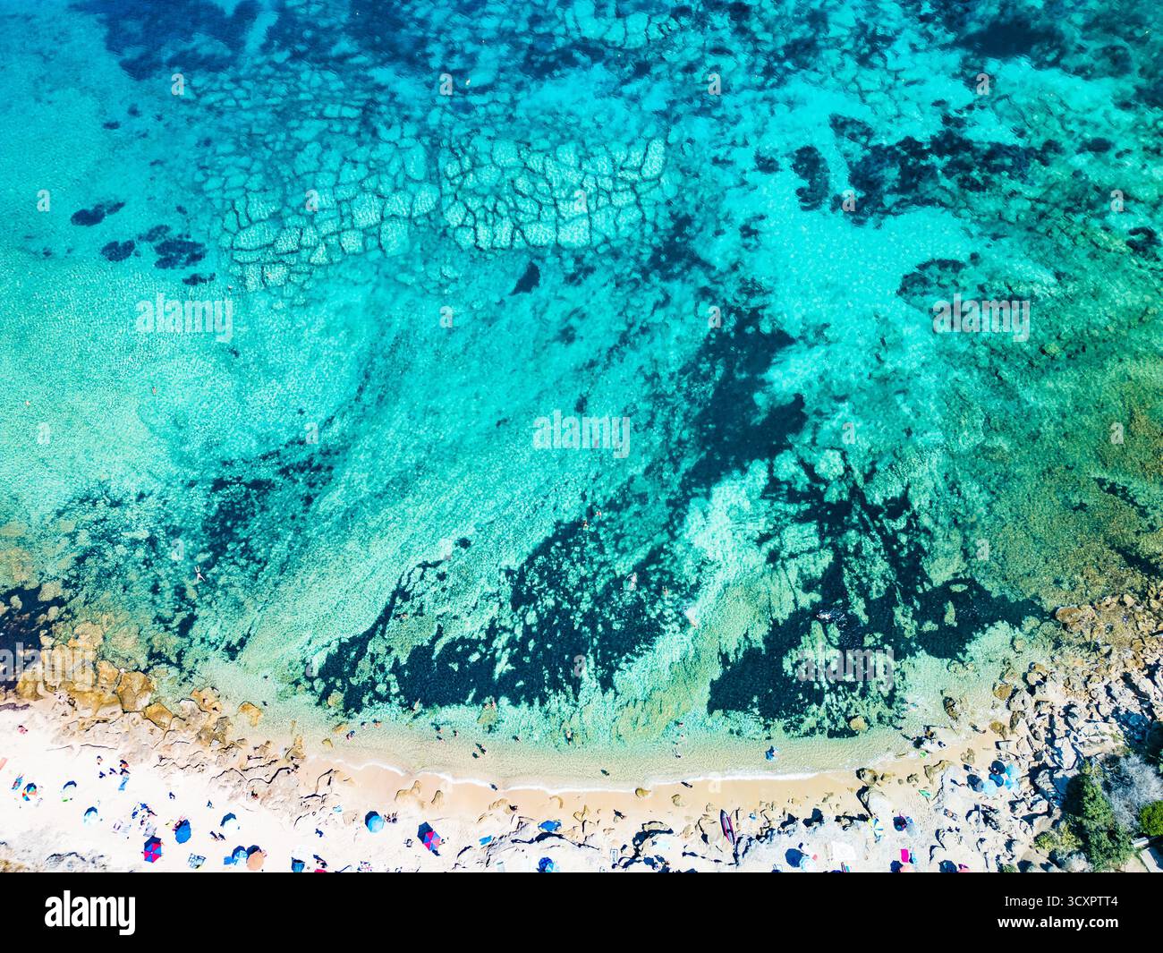 Rena di Ponente & Rena di Levante (Spiaggia dei Due Mari), Sardinien – aus der Vogelperspektive über den weißen SandIsthmus und das türkisfarbene Mittelmeer Stockfoto