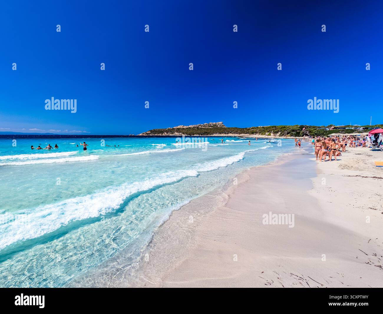 Rena di Ponente & Rena di Levante (Spiaggia dei Due Mari), Sardinien – aus der Vogelperspektive über den weißen SandIsthmus und das türkisfarbene Mittelmeer Stockfoto