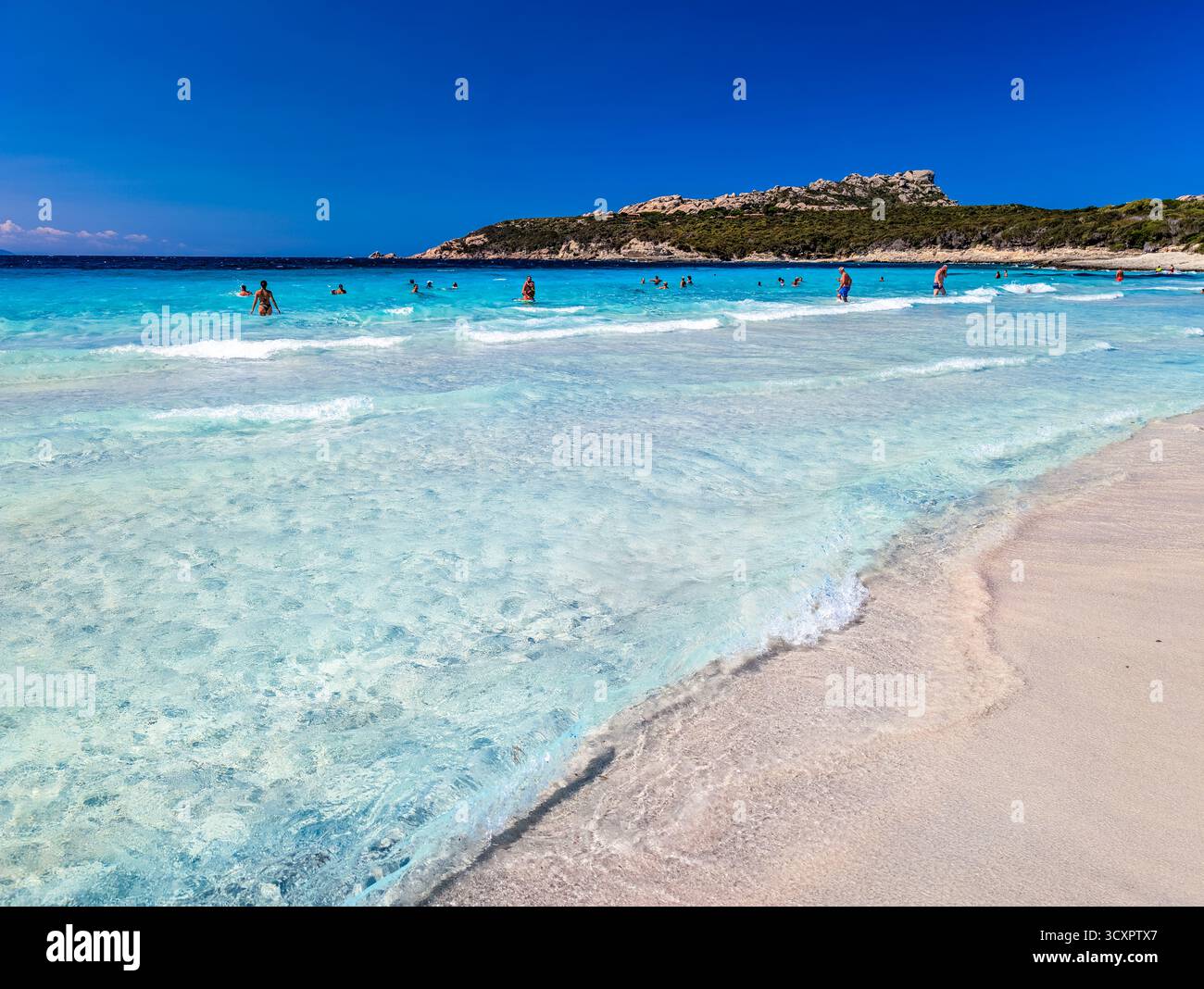 Rena di Ponente & Rena di Levante (Spiaggia dei Due Mari), Sardinien – aus der Vogelperspektive über den weißen SandIsthmus und das türkisfarbene Mittelmeer Stockfoto
