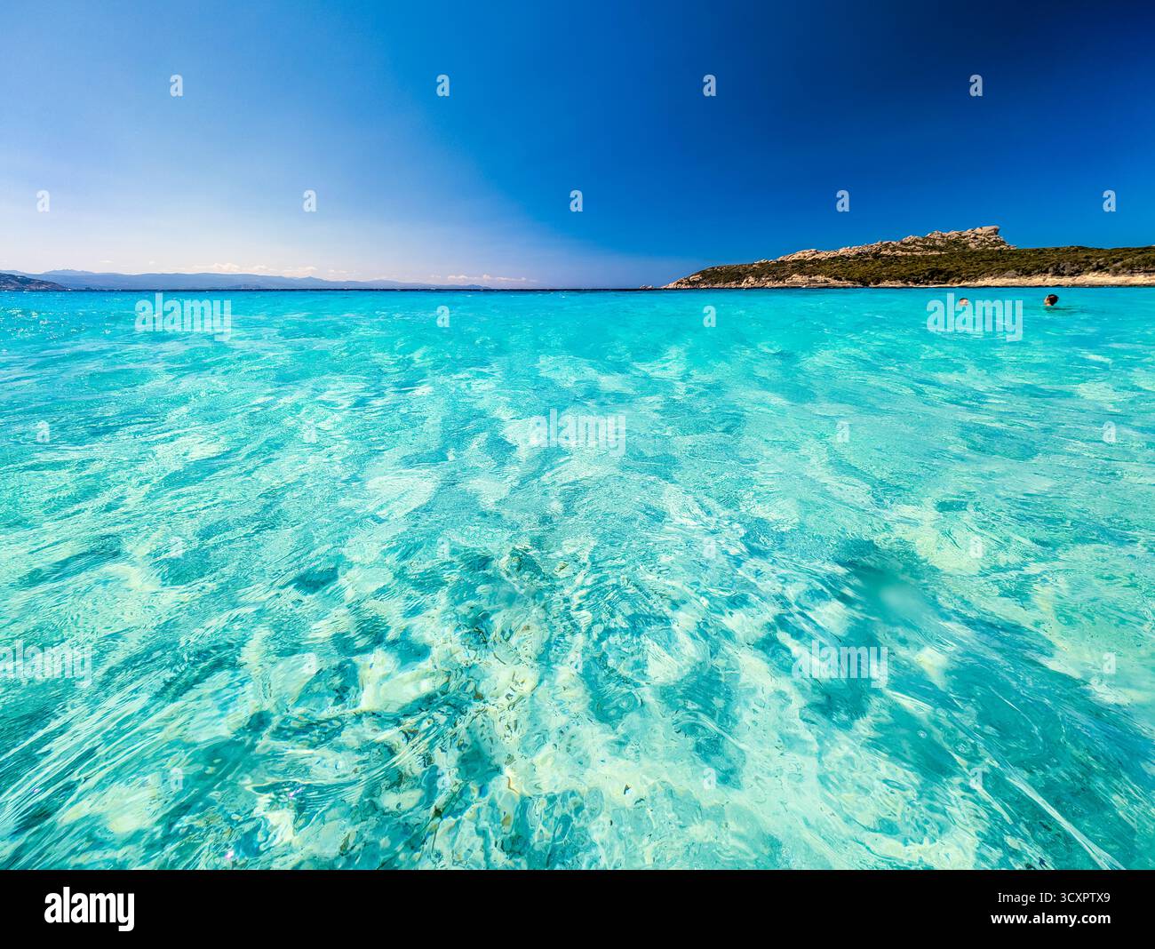 Rena di Ponente & Rena di Levante (Spiaggia dei Due Mari), Sardinien – aus der Vogelperspektive über den weißen SandIsthmus und das türkisfarbene Mittelmeer Stockfoto