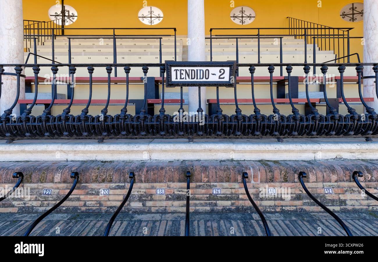 Im Stadion der Seville Maestranza Stierkampfarena warten die Sitze auf die Krabbe Stockfoto
