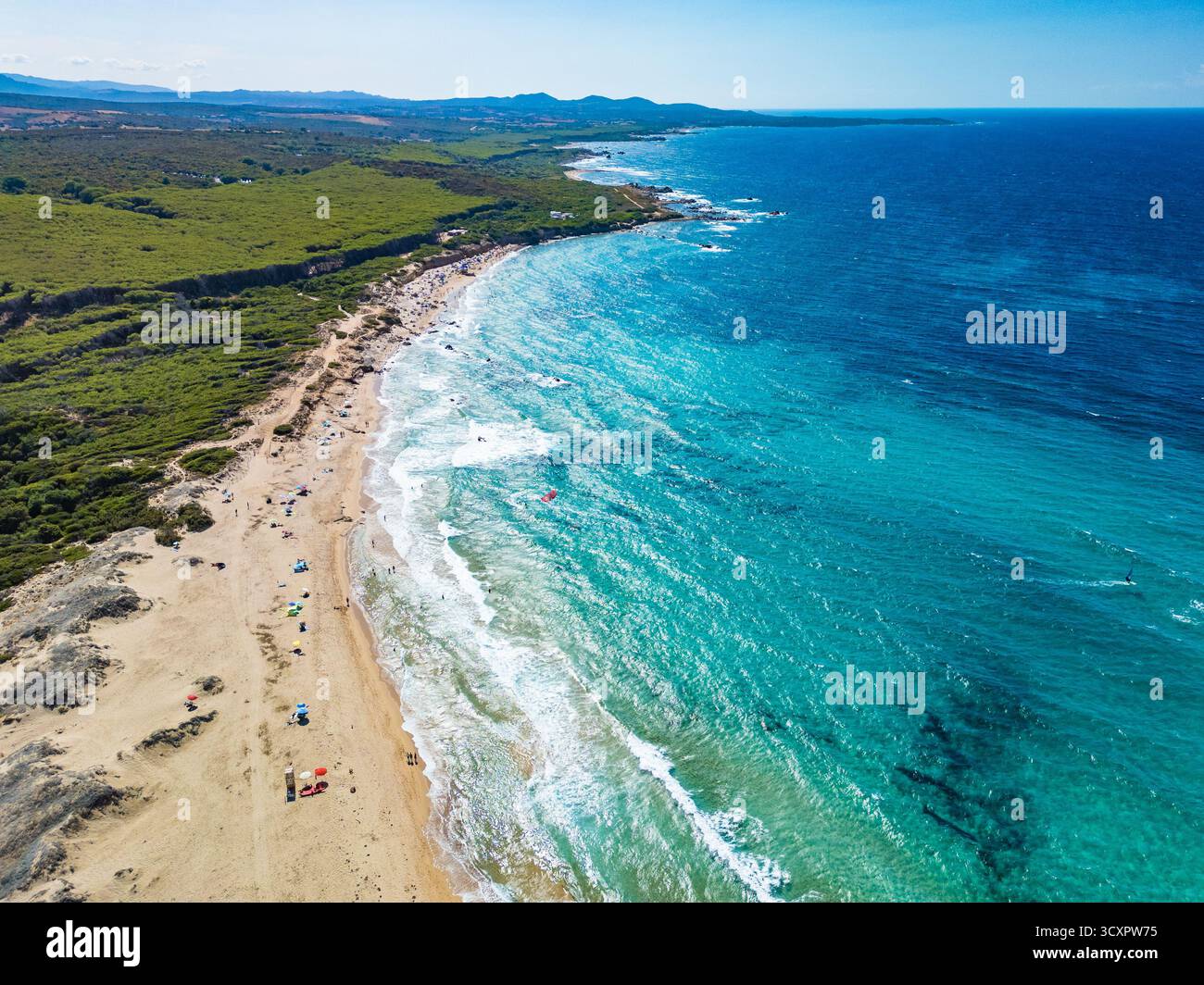 Lu Litarroni Beach, Sardinien – aus der Vogelperspektive auf die weißen Sanddünen und das türkisfarbene Mittelmeer Stockfoto