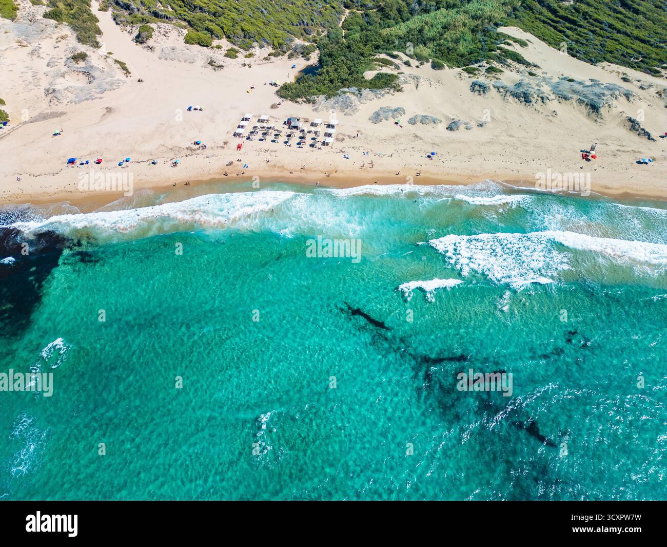Lu Litarroni Beach, Sardinien – aus der Vogelperspektive auf die weißen Sanddünen und das türkisfarbene Mittelmeer Stockfoto