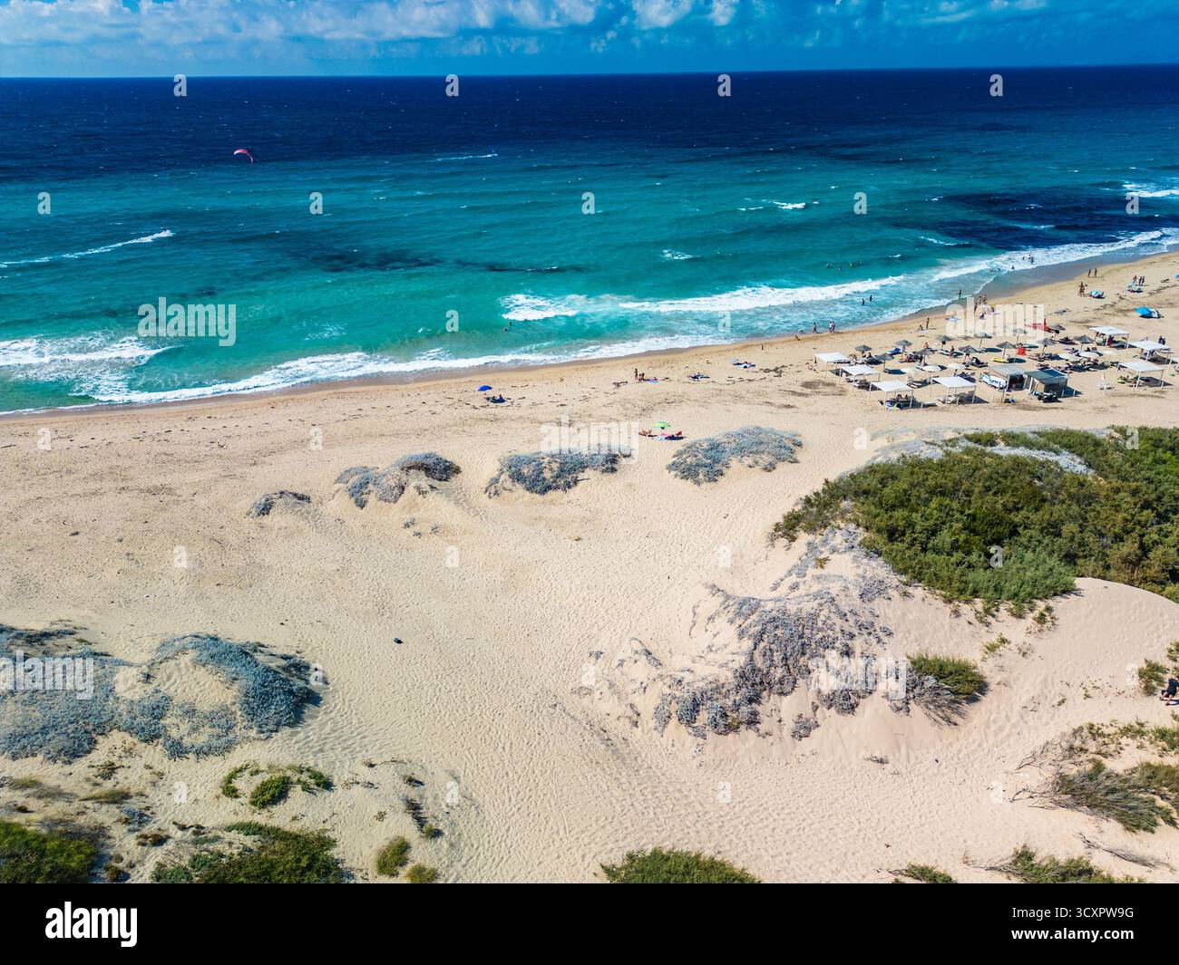 Lu Litarroni Beach, Sardinien – aus der Vogelperspektive auf die weißen Sanddünen und das türkisfarbene Mittelmeer Stockfoto