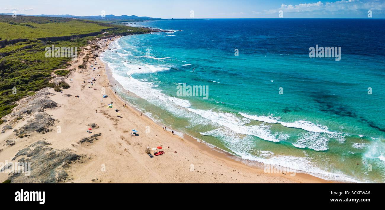 Lu Litarroni Beach, Sardinien – aus der Vogelperspektive auf die weißen Sanddünen und das türkisfarbene Mittelmeer Stockfoto