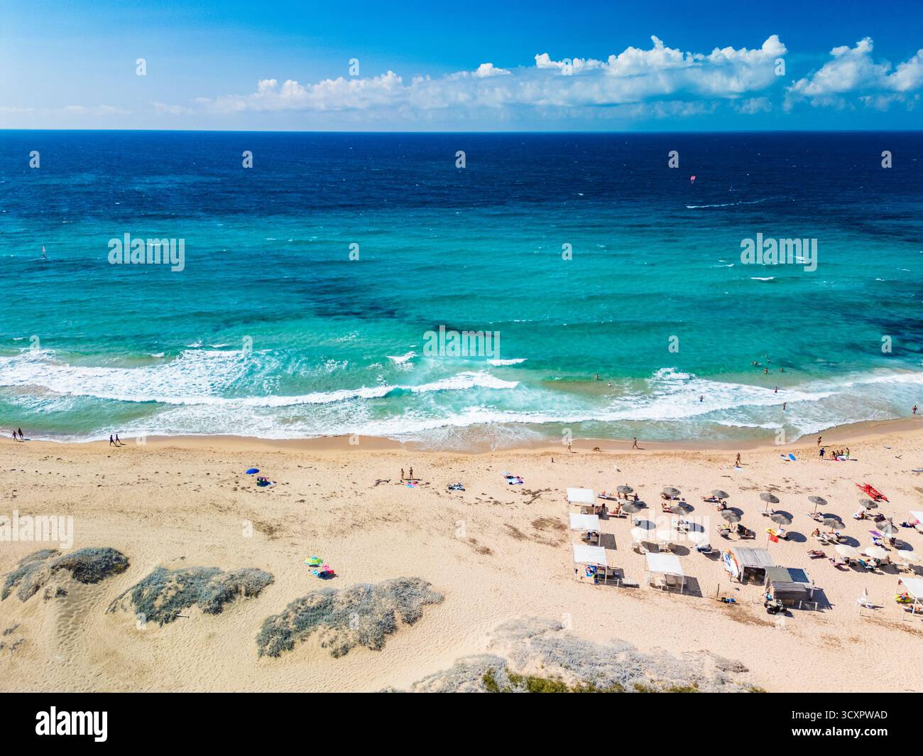 Lu Litarroni Beach, Sardinien – aus der Vogelperspektive auf die weißen Sanddünen und das türkisfarbene Mittelmeer Stockfoto