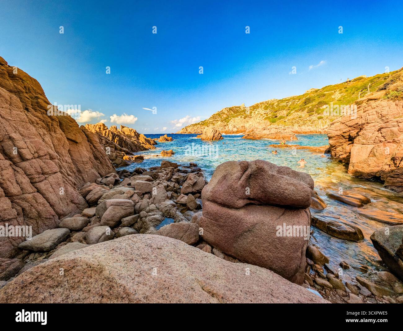 Piscine Naturali della Sorgente (natürliche Pools von La Sorgente), Sardinien – aus der Vogelperspektive kristallklares Wasser und Granitfelsen Stockfoto